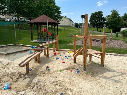 Wasserspiele im Kindergarten, Park und Schule mit Matschtisch, Wasserrinne und Sandaufzug