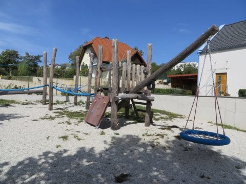Spielplatz mit Nestwippe am Spielturm für Kinder