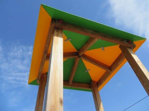 Walmdach für Spielekombination in grün und orange gebaut