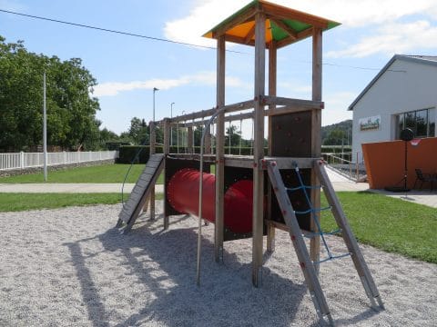 Spielkombination mit Spielturm und Netzaufstieg für Kinder