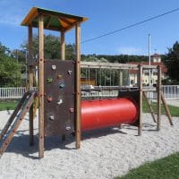Spielkombination mit zwei Türmen für Kinder mit Klettterwand