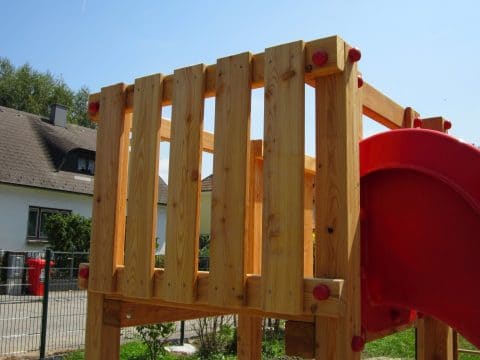 Brüstung/Absturzsicherung für Kinder am Spielturm gebaut