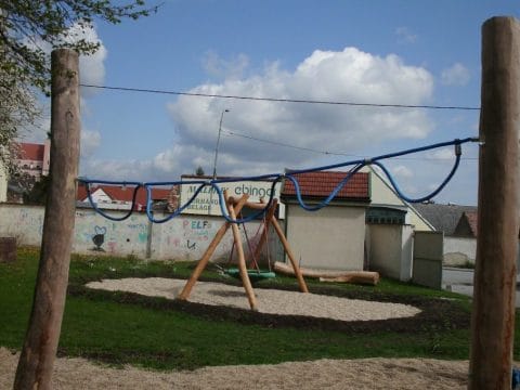 Spielplatz für die Kinder der Volksschule mit Kletterseil und Nestschaukel