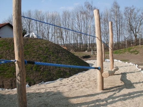 Spielgerät mit Seilen und Holzstämmen im Halbkreis aufgebaut