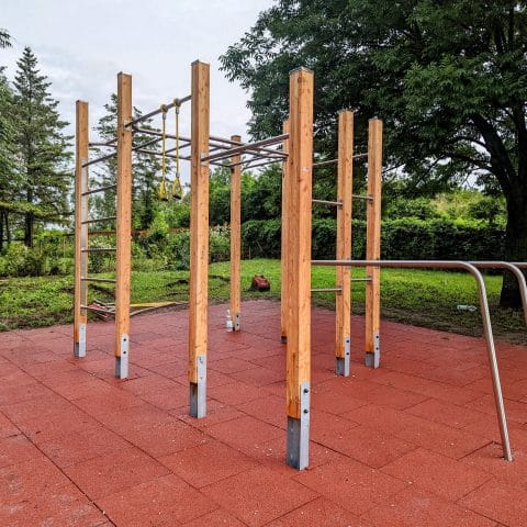Calisthenics Fitness Anlage im Park erstellt