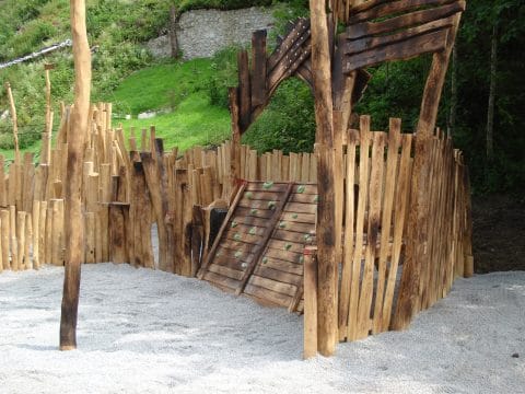Geflämmte Holzbretter an Kletterwand auf dem Spielplatz
