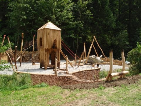 Wackelbrücke aus Holz als Übergang zum Erlebnisspielplatz für Kinder