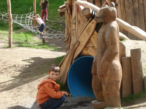 Geschnitzter Bär auf dem Erlebnisspielplatz für Kinder