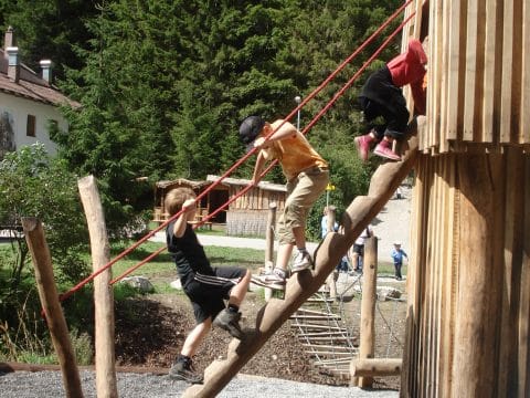 Holzstamm mit Kerben als Aufstieg zum Baumhaus für Kinder