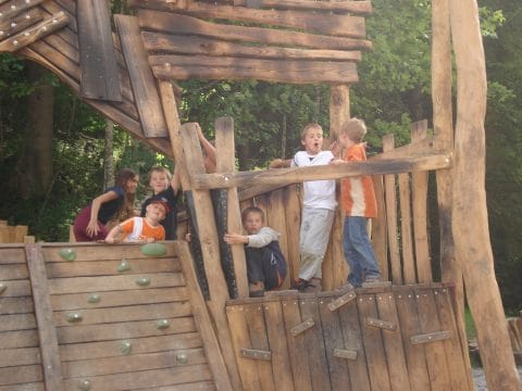 Abenteuerspielhaus für Kinder auf dem Spielplatz