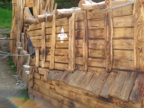 Seitenansicht des großen Spielschiffes aus Holz für Kinder