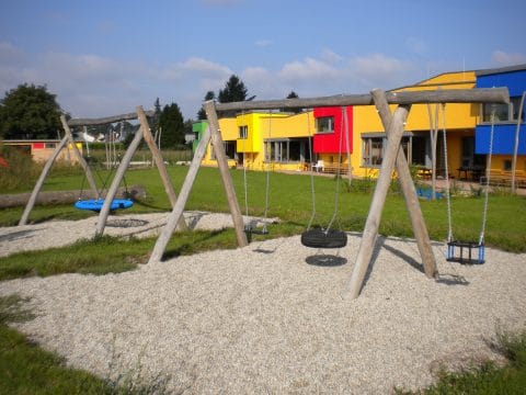 Dreifachschaukel und Nestschaukel im Garten des Kindergartens