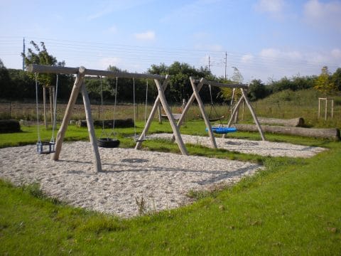Spielplatz mit vier verschiedenen Schaukeln von Große bis Klein