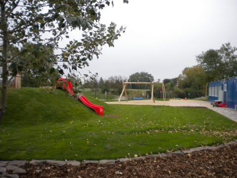 Spielplatz neu gestaltet am See angelegt