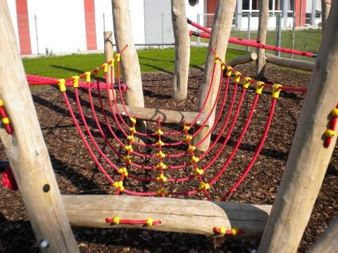 Kletterhindernis für Kinder aus Seilen und Holz