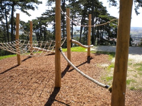 Spielkombination aus Holz und Seilen zum klettern für Kinder
