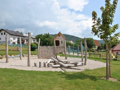 Übersichtsbild des neuen Spielplatzes in der NMS in Pöggstall