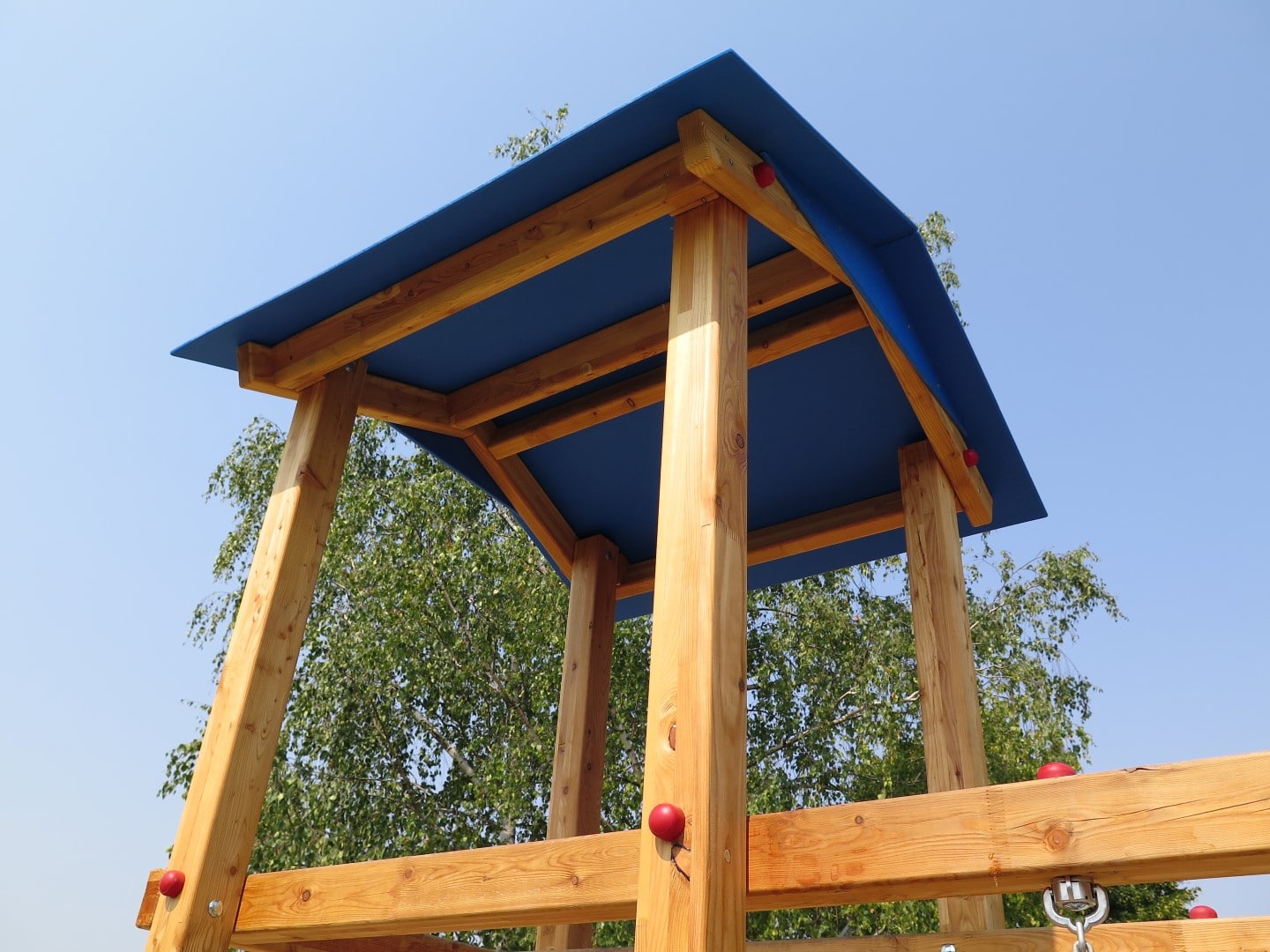 Satteldach in Blau für Spielturm aus Holz montiert