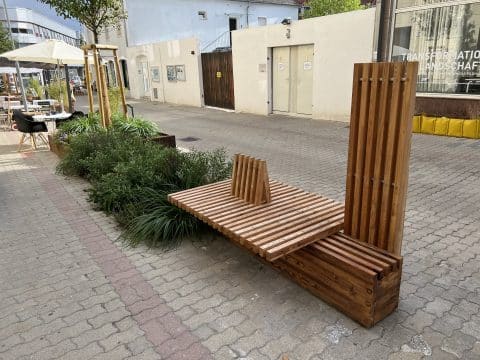 Sitzbankkombination aus Holz in Kombination Pflanzengefäß für die Innenstadt