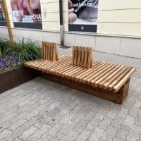 Parkbank mit Holzlehne in Sonderanfertigung im Stadtgebiet