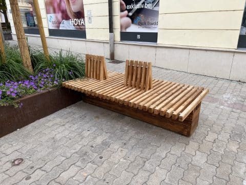 Parkbank mit Holzlehne in Sonderanfertigung im Stadtgebiet