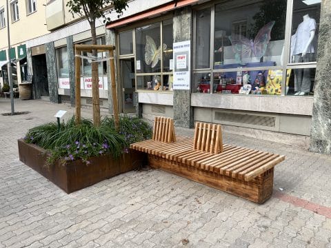 Sitzbank auf Maß und von Hand gefertigt aus Lärchenholz