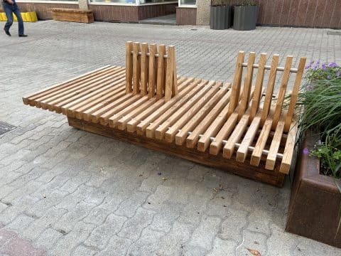 Sitzbank in der Stadt mit einzigartiger Rückenlehne aus Holz kaufen