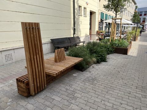 Outdoor-Möbel sorgen in der Stadt für gemütliche Atmosphäre.