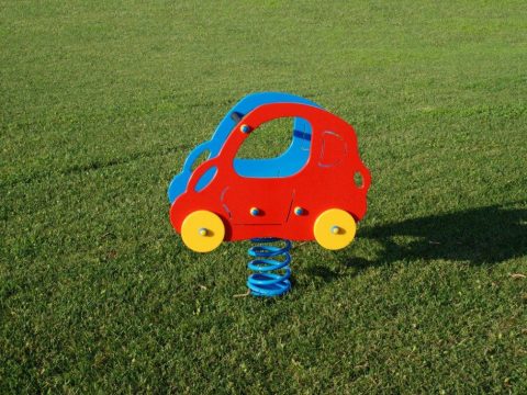 Federwippe Auto von FREISPIEL auf der Wiese für Kinder kaufen