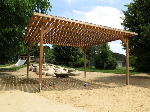 Holzpergola Schattenanlage Smile Basic vom Spielplatzbauer FREISPIEL spendet Schatten am Kinderspielplatz