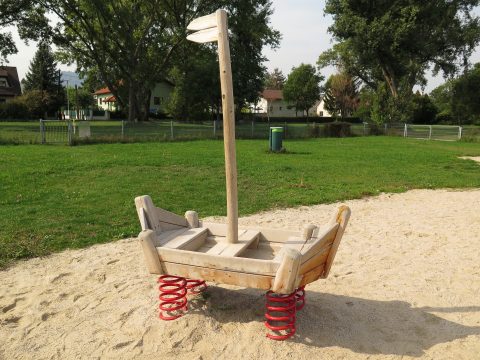 Doppelwippe Piratenboot aus Holz mit roten Federn für Kinder