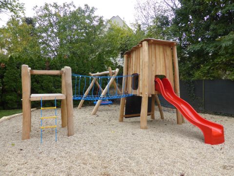 Spielanlage Katja mit roter Rutsche und Spielhaus für Kinder am Spielplatz