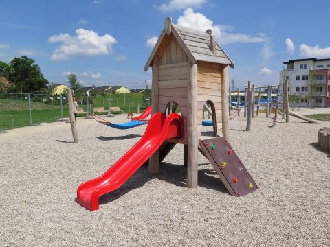 Kleinkinder Rutschenturm Lea mit Kletterwand auf Spielplatz