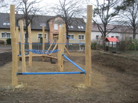 Aufbau eines Kletterdschungels im Kindergarten