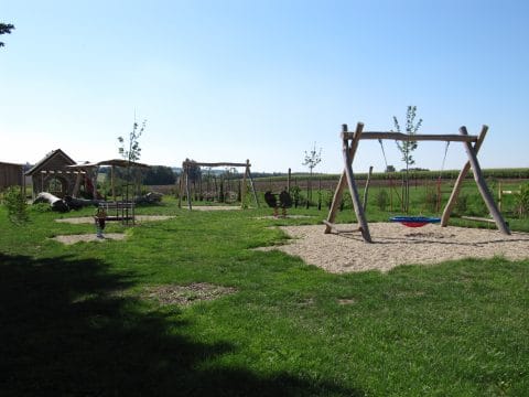 Öffentlicher Spielplatz mit viel Holz zum spielen für Kinder