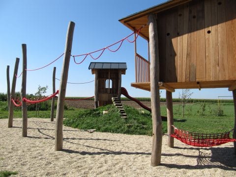 öffentlicher Spielplatz mit zwei Holzhäuser für die Kinder