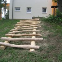 Baumstammtreppe am Hang errichtet für die Kinder