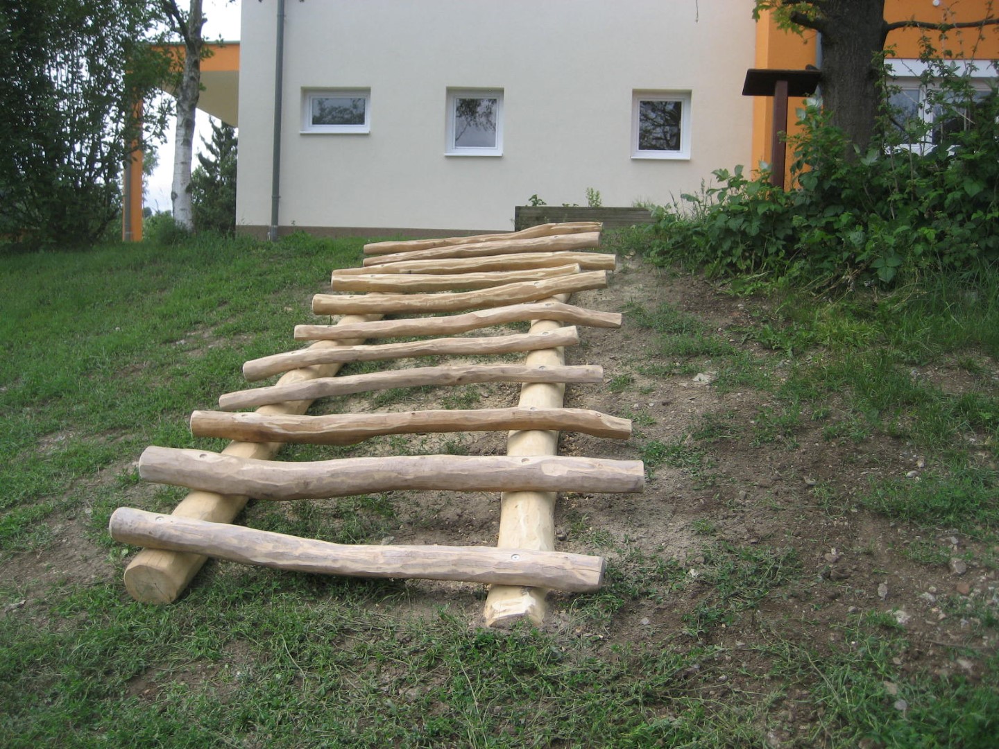 Baumstammtreppe am Hang errichtet für die Kinder