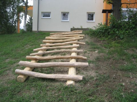 Holzpalisaden als Treppe für den Aufstieg auf den Hügel