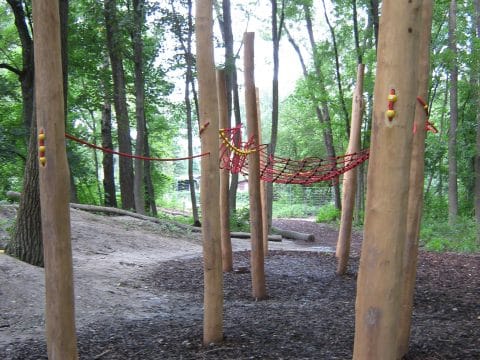 Kletterdschungel Messegelände in den Wald eingearbeitet mit Holzpalisaden