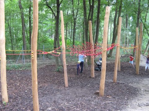 Kletternetz n rot horizontal von FREISPIEL an Holzpalisaden montiert