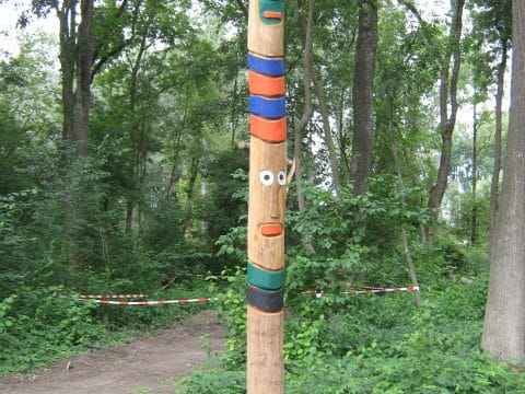 Totempfahl im Wald aufgebaut zum spielen für Kinder