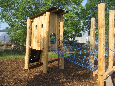 Holzhaus auf Stelzen mit Netzbrücke für die Kinder
