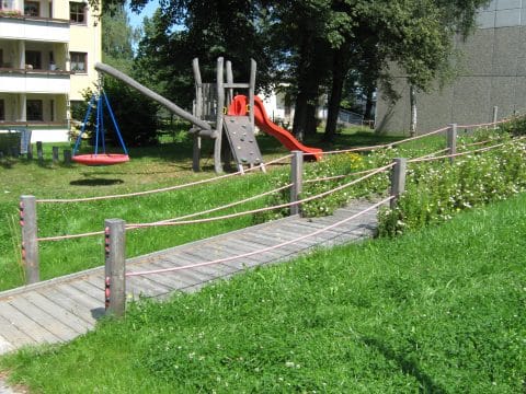 Klettersteg lange Holzbrücke für Kinder auf dem Spielplatz