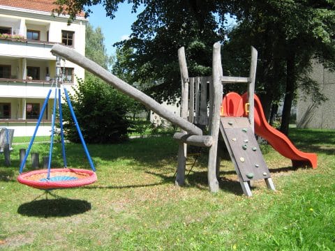 Spielkombination mit Nestkorb und Kletterwand auf Spielturm