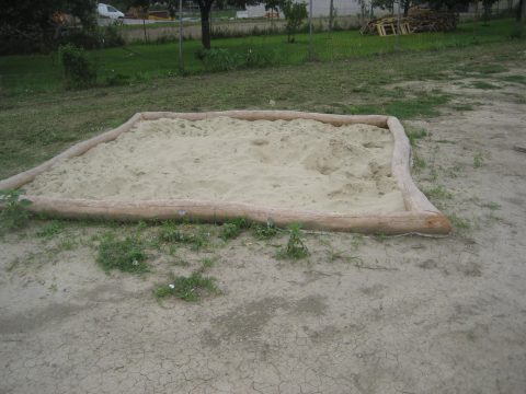 Sandkasten mit Holz Umrandung zum spielen für die Kinder