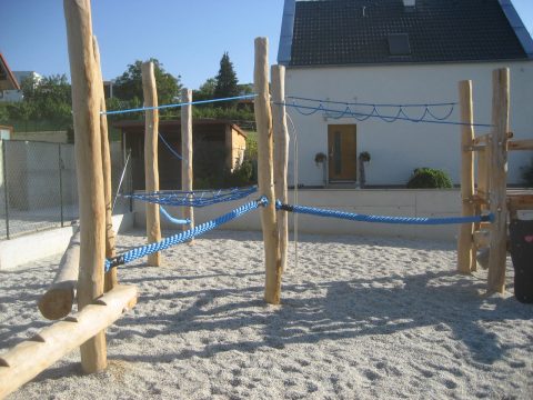 Kletterdschungel mit Holz und Seilen gebaut für Kinder