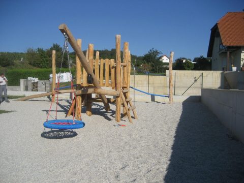 Pendelschaukel an Holzturm für Kinder auf dem Spielplatz