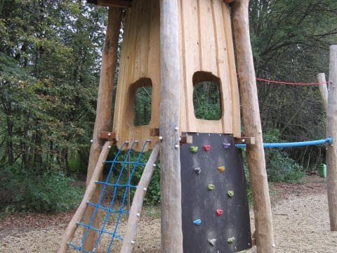 Baumhaus Sissy aus Holz mit 2 Aufstiegen