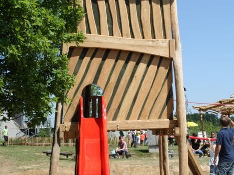 Große Turmanlage aus Naturholz mit Rutsche für Kinder